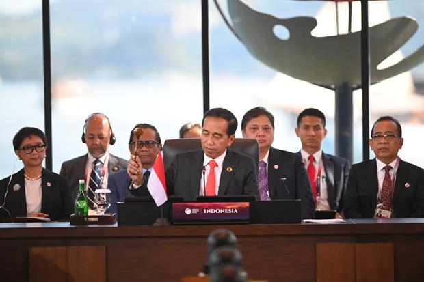 Presiden Indonesia Joko Widodo mengetok palu menandai dibukanya Konferensi Tingkat Tinggi (KTT) Ke-42 ASEAN , di Labuan Bajo, Manggarai Barat, NTT, Rabu (10/5/2023). KTT Ke-42 ASEAN mengangkat tema ASEAN Matters: Epicentrum of Growth. POOL/