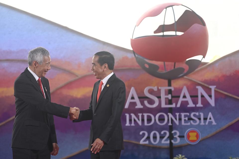 Presiden Joko Widodo menerima kedatangan Perdana Menteri Singapura Lee Hsien Loong dalam Konferensi Tingkat Tinggi (KTT) ke-42 ASEAN di Labuan Bajo, Manggarai Barat, Nusa Tenggara Timur (NTT), Rabu (10/5/2023).