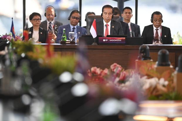 Presiden Indonesia Joko Widodo (ketiga kiri) mendengarkan paparan pada pembukaan Konferensi Tingkat Tinggi (KTT) Ke-42 ASEAN , di Labuan Bajo, Manggarai Barat, NTT, Rabu (10/5/2023). 