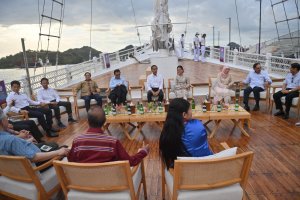 Presiden joko Widodo bersama para pemimpin ASEAN saat menikmati sore di atas kapal pinisi di Labuan Bajo, NTT, Rabu (10/5). Foto: Antara