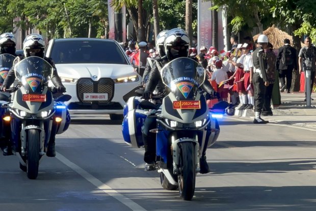 Rombongan kepala negara menuju lokasi KTT ASEAN dengan menggunakan mobil listrik di Labuan Bajo, Nusa Tenggara Timur, Rabu (10/5).
