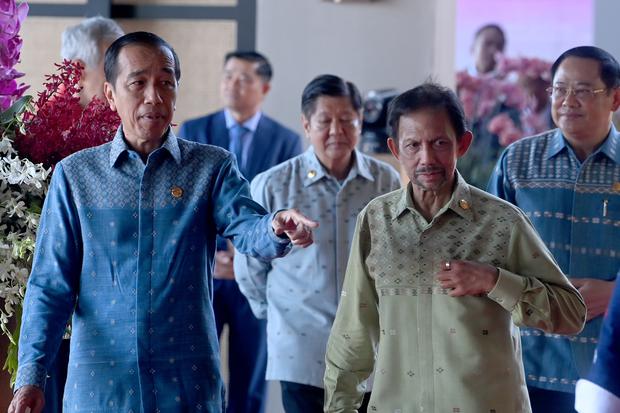 Presiden Joko Widodo (kiri) menunjukkan tempat untuk berfoto bersama kepada sejumlah kepala negara ASEAN Sultan Brunei Darussalam Hassanal Bolkiah (kedua kanan), PM Laos Sonexay Siphandone (kanan), dan Presiden Filipina Ferdinand Romualdez Marcos Jr (kedu