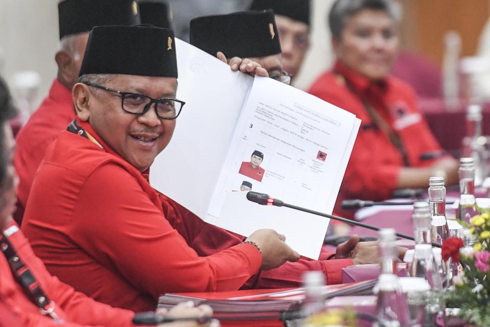 Sekjen PDI Perjuangan Hasto Kristiyanto menunjukan berkas pengajuan bakal calon anggota DPR di Gedung KPU, Jakarta, Kamis (11/5/2023). 