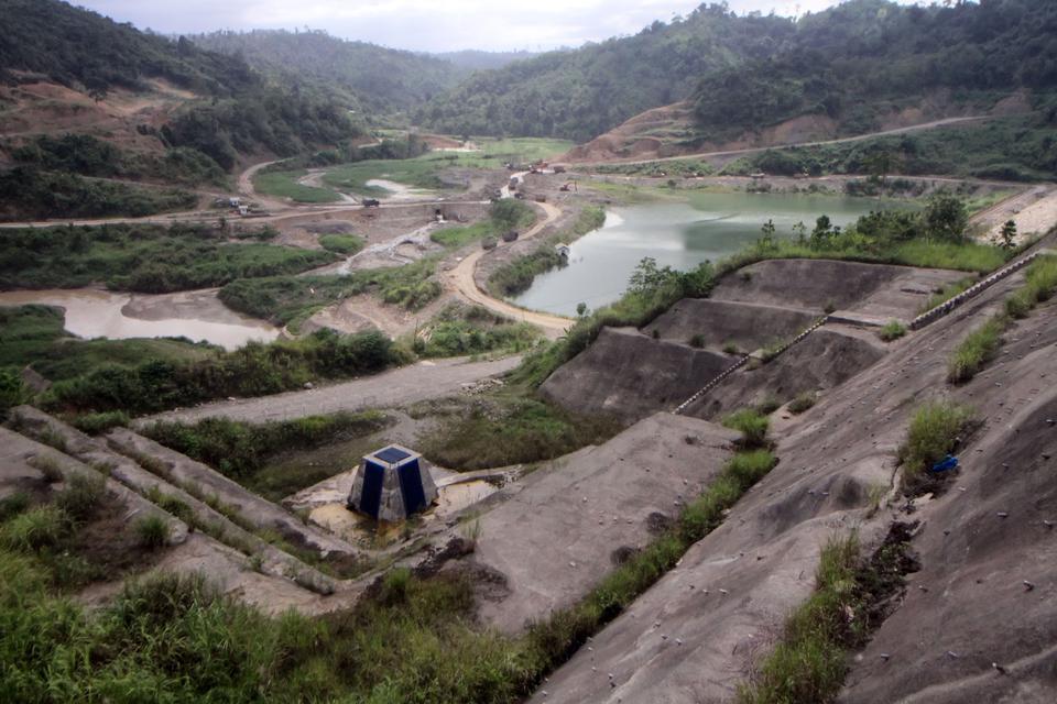 Sejumlah truk mengangkut material pekerjaan Proyek Strategis Nasional (PSN) Waduk Krueng Kerto di Desa Blang Pante, Aceh Utara, Aceh, Kamis (11/5/2023). Bendungan pengendali banjir yang dibangun sejak 2015 dengan biaya APBN sebesar Rp 2,68 triliun yang me