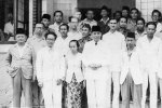 Ilustrasi, S.K. Trimurti diapit oleh Presiden Soekarno dan Perdana Menteri Amir Syarifudin usai pelantikan sebagai Menteri Perburuhan 3 Juli 1947.