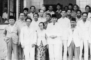 Ilustrasi, S.K. Trimurti diapit oleh Presiden Soekarno dan Perdana Menteri Amir Syarifudin usai pelantikan sebagai Menteri Perburuhan 3 Juli 1947.