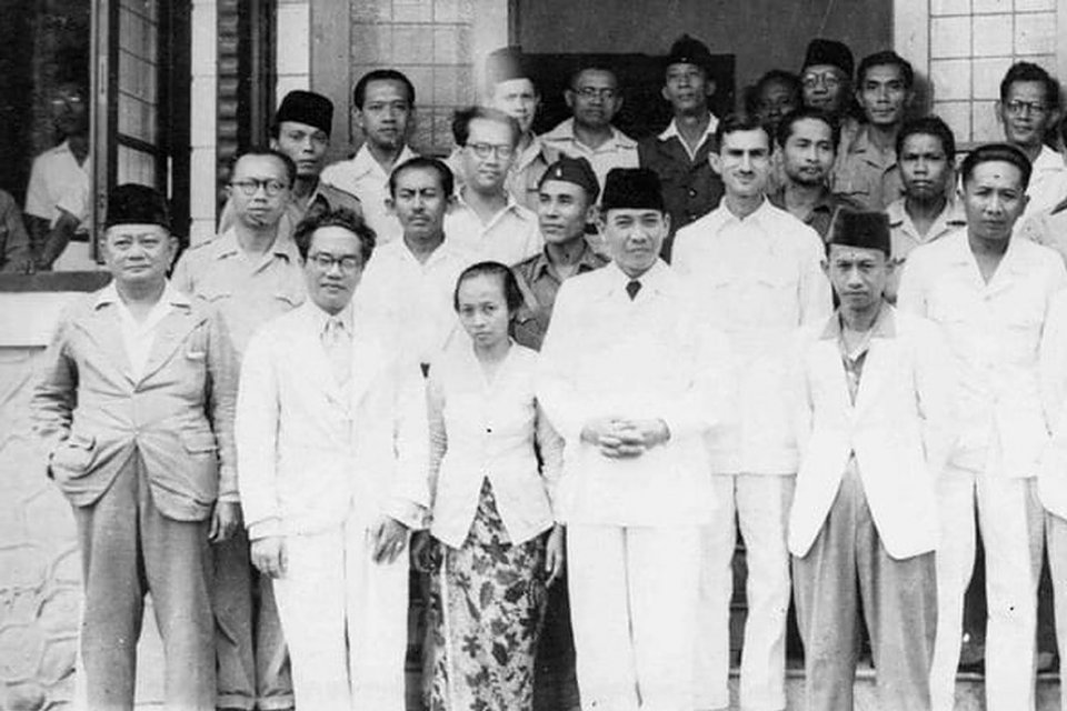 Ilustrasi, S.K. Trimurti diapit oleh Presiden Soekarno dan Perdana Menteri Amir Syarifuddin usai pelantikan sebagai Menteri Perburuhan, 1947.