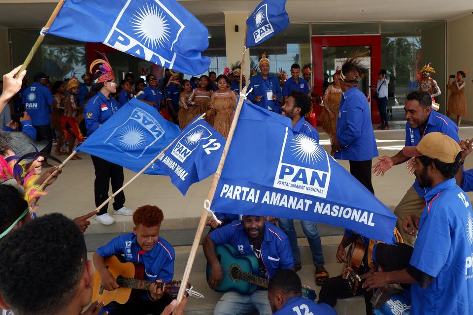 Sejumlah kader Partai Amanat Nasional (PAN) menyanyikan yel-yel saat mengajukan berkas bakal calon legislatif (Bacaleg) di KPU Provinsi Papua, Kota Jayapura, Papua, Jumat (12/5/2023). 