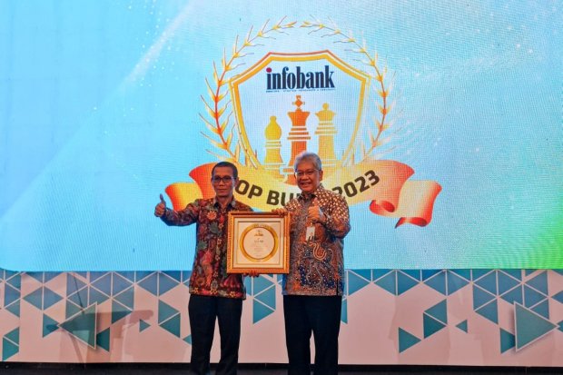 Bank bjb meraih predikat Top BUMD 2023 dan Golden Award atas pencapaian 5 tahun berturut-turut dari Infobank.