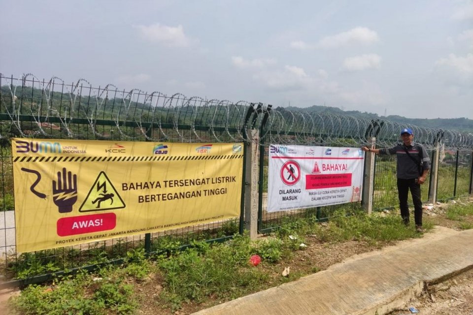 PT KCIC memasang kawat berduri untuk mencegah masyarakat masuk jalur Kereta Cepat Jakarta-Bandung, Jumat (12/5/2023).