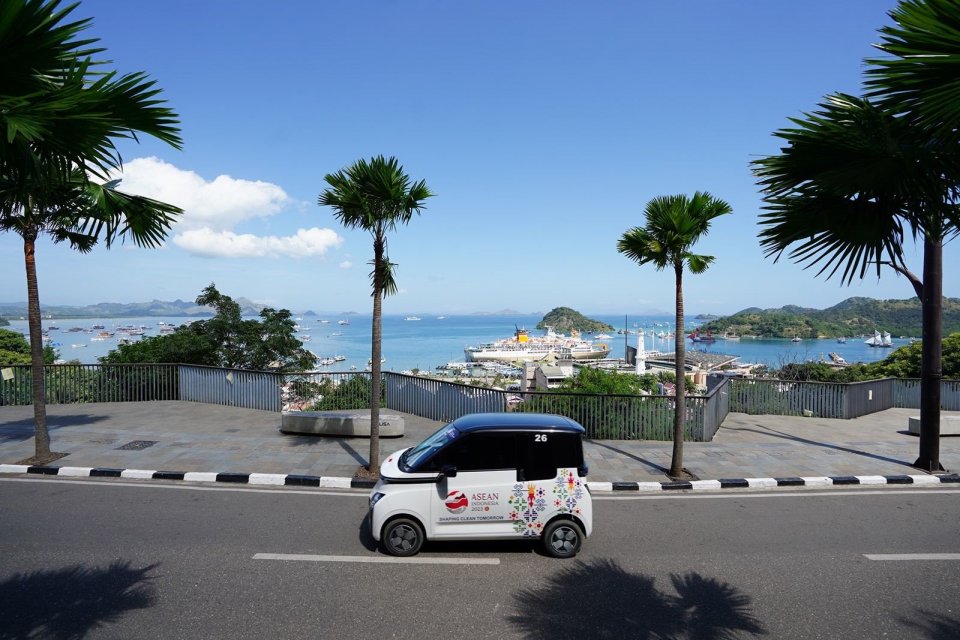 Wuling Air Ev, mobil listrik buatan Indonesia, menjadi official car partner pada acara Konferensi Tingkat Tinggi (KTT) ASEAN ke-42 yang berlangsung di Labuan Bajo, Nusa Tenggara Timur, pada 9-11 Mei 2023.