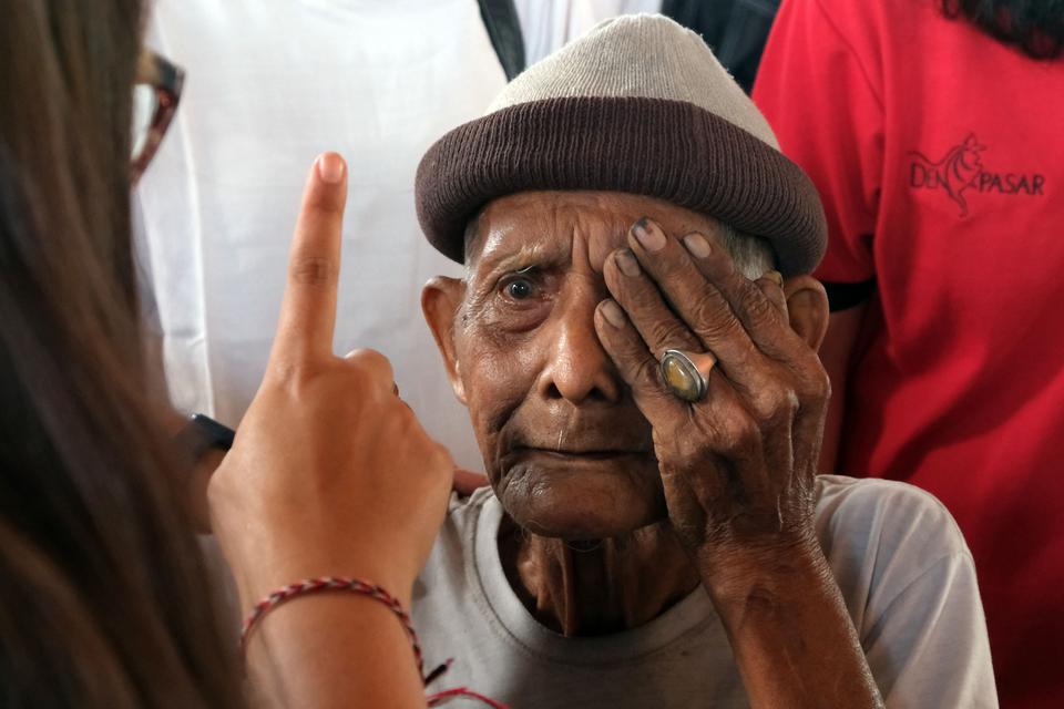 Dokter memeriksa mata seorang lansia saat safari kesehatan di Denpasar, Bali, Sabtu (13/5/2023). 