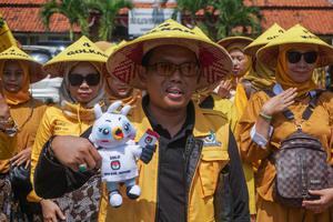 Pendaftaran bacaleg Golkar memakai caping