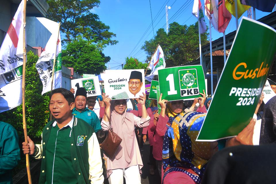 Sejumlah simpatisan Partai Kebangkitan Bangsa (PKB) membentangkan poster saat mengawal pendaftaran bakal calon legislatif (Bacaleg) di KPU Kabupaten Kudus, Jawa Tengah, Sabtu (13/5/2023).