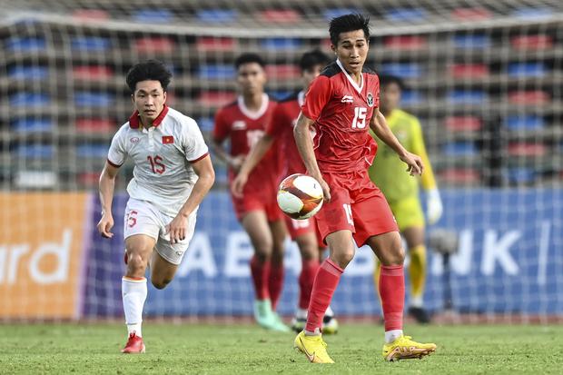 Pesepak bola timnas Indonesia Muhammad Taufany Muslihudin (kanan) mencoba melewati pesepak bola Vietnam Cong Den Huynh (kiri) pada pertandingan babak semifinal SEA Games 2023 di National Olympic Stadium, Phnom Penh, Kamboja, Sabtu (13/5/2023). 