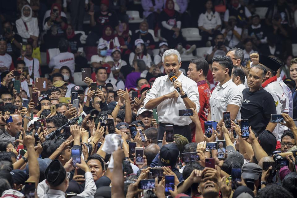 Bakal calon presiden dari PDI Perjuangan Ganjar Pranowo menyampaikan pidato di depan pendukungnya saat menghadiri acara halalbihalal Relawan Jokowi di Hall Basket Gelora Bung Karno, Senayan, Jakarta, Sabtu (13/5/2023). 