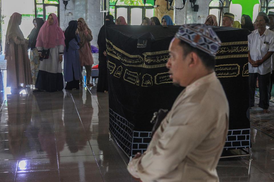 Sejumlah calon jemaah haji 2023 mengikuti bimbingan manasik haji reguler di Masjid Al Falah, Palangka Raya, Kalimantan Tengah, Kamis (11/5/2023). Kementerian Agama (Kemenag) mengungkapkan pemerintah Indonesia mendapatkan tambahan 8.000 kuota haji dari pem