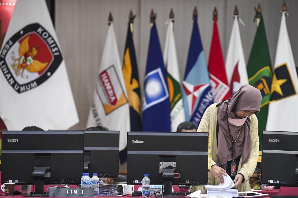 Petugas Komisi Pemilihan Umum (KPU) memverifikasi berkas bakal calon legislatif (bacaleg) Pemilu 2024 di Kantor KPU, Jakarta, Minggu (14/5/2023).