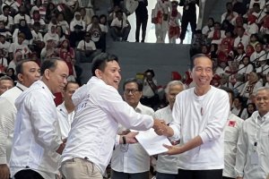 Presiden Joko Widodo menerima usulan nama capres dan cawapres dari relawan di Istora, Jakarta, Minggu (14/5). Foto: Antara.