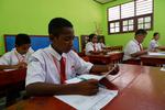 Ujian sekolah siswa SD di Jayapura
