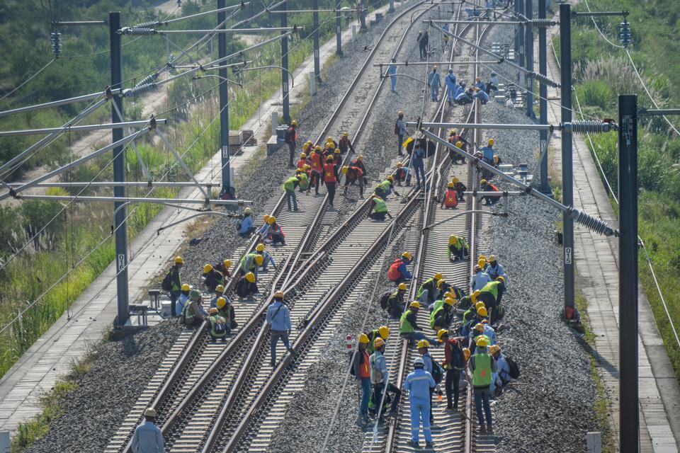 Pekerja menyelesaikan perawatan rel di Stasiun Kereta Cepat Jakarta Bandung (KCJB) di Tegalluar, Kabupaten Bandung, Jawa Barat, Senin (15/5/2023). PT Kereta Cepat Indonesia Cina (KCIC) segera melakukan uji fungsi KCJB yang meliputi pengujian dan assesment