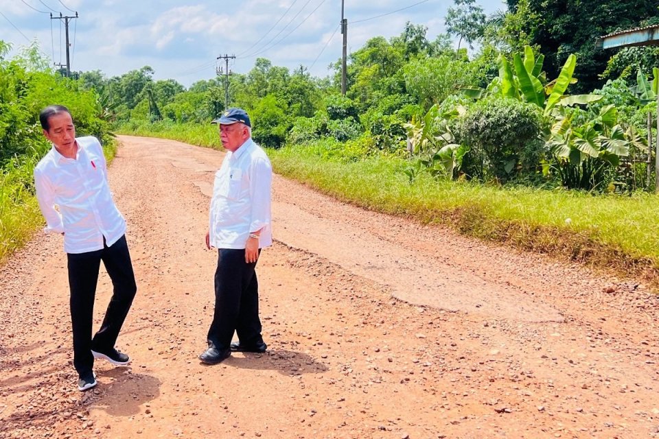 Presiden Joko Widodo dan Menteri PUPR Basuki Hadimuljono saat meninjau jalan rusak di Kabupaten Muaro Jambi, Jambi, Selasa (16/5). Foto: Laily Rachev (Biro Pers Sekretariat Presiden).