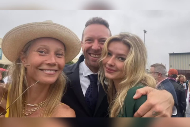 Apple Martin bersama Chris Martin dan Gwyneth Paltrow