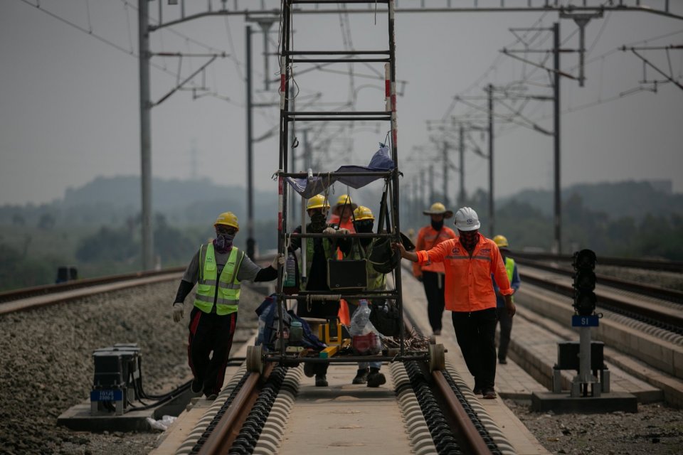 Pekerja menyelesaikan proyek pembangunan Stasiun Kereta Cepat Jakarta-Bandung (KCJB) Karawang, Jawa Barat, Rabu (17/5). PT Kereta Cepat Indonesia China (KCIC) mencatat hingga saat ini pengerjaan stasiun Karawang di lintasan kereta cepat Jakarta Bandung (K