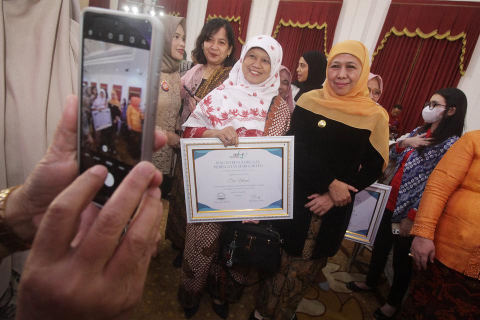 Gubernur Jawa Timur Khofifah Indar Parawansa (kanan) berfoto dengan seorang penerima penghargaan saat Apresiasi Perempuan Inspiratif dalam rangka peringatan Hari Kartini 2023 Oase Kabinet Indonesia Maju di Gedung Negara Grahadi, Surabaya, Jumat (19/5/2023