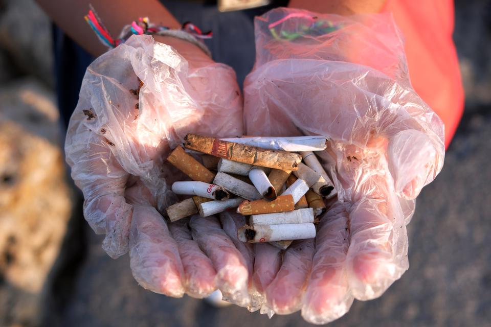 Siswa SD Negeri 3 Sanur menunjukkan sampah putung rokok saat rangkaian acara Gerakan Bersama Anak Anti Asap Rokok (GEBRAAAK) di kawasan Pantai Mertasari, Denpasar, Bali, Jumat (19/5/2023). Kegiatan yang digelar oleh Forum Anak Daerah (FAD) Kota Denpasar t