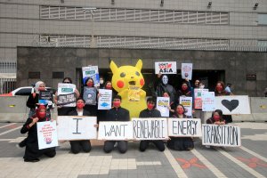 Aktivis berunjuk rasa di depan Kedubes Jepang