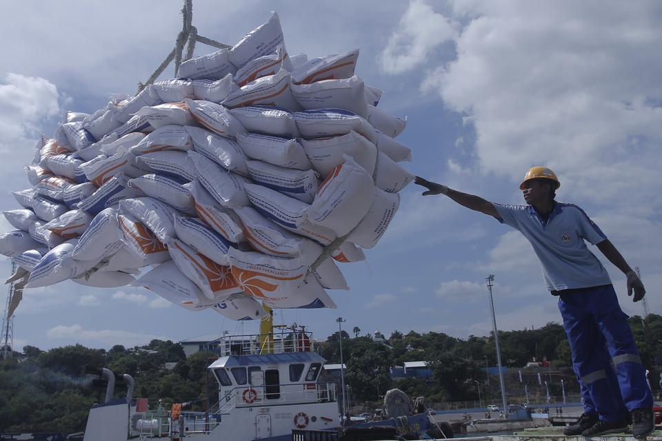 Buruh pelabuhan menurunkan sejumlah karung beras impor dari Vietnam dari atas kapal di Pelabuhan Multiguna, Tenau Kupang,NTT, Sabtu (20/5/2023). 