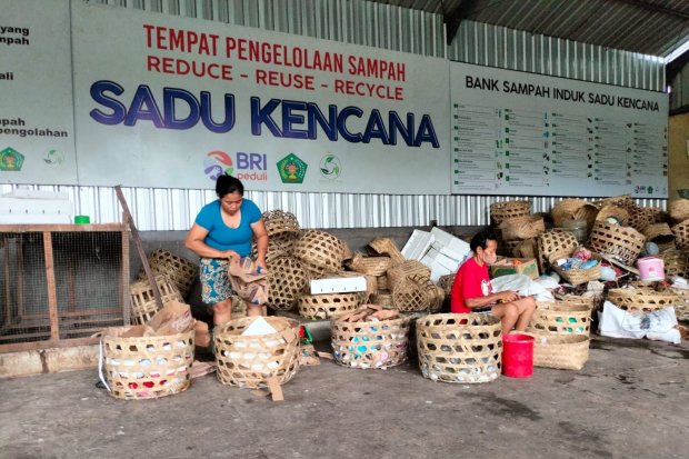 BRI lewat program BRI Peduli memberikan bantuan kepada TPS3R Sadu Kencana di Tabanan, Bali berupa kendaraan operasional pengangkutan sampah, renovasi bangunan kantor, pengadaan bak komposter, dan kantong pemilahan sampah.