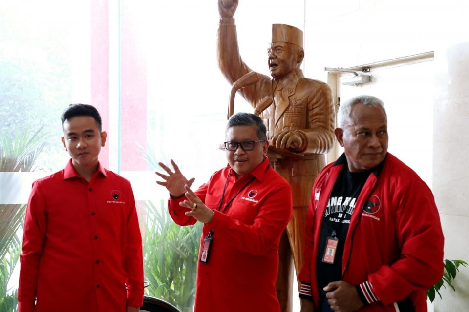Wali Kota Solo Gibran Rakabuming Raka dan Sekretaris Jenderal PDI Perjuangan (PDIP) Hasto Kristiyanto di DPP PDIP, Menteng, Jakarta Pusat, Senin (22/5/2023). 
