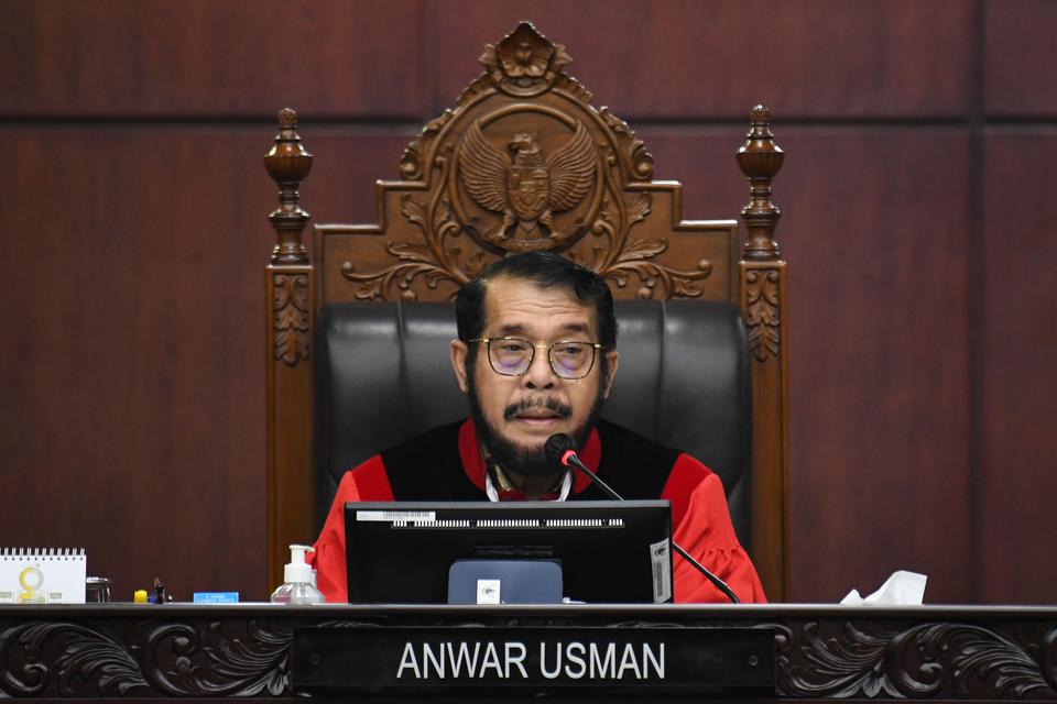 Ketua Majelis Hakim Mahkamah Konstitusi (MK) Anwar Usman memimpin jalannya sidang gugatan UU Pemilu terkait sistem pemilu proporsional terbuka dengan nomor perkara 114/PUU-XX/2022 di Gedung MK, Jakarta, pada Selasa (23/5/2023). Sidang yang beragendakan me