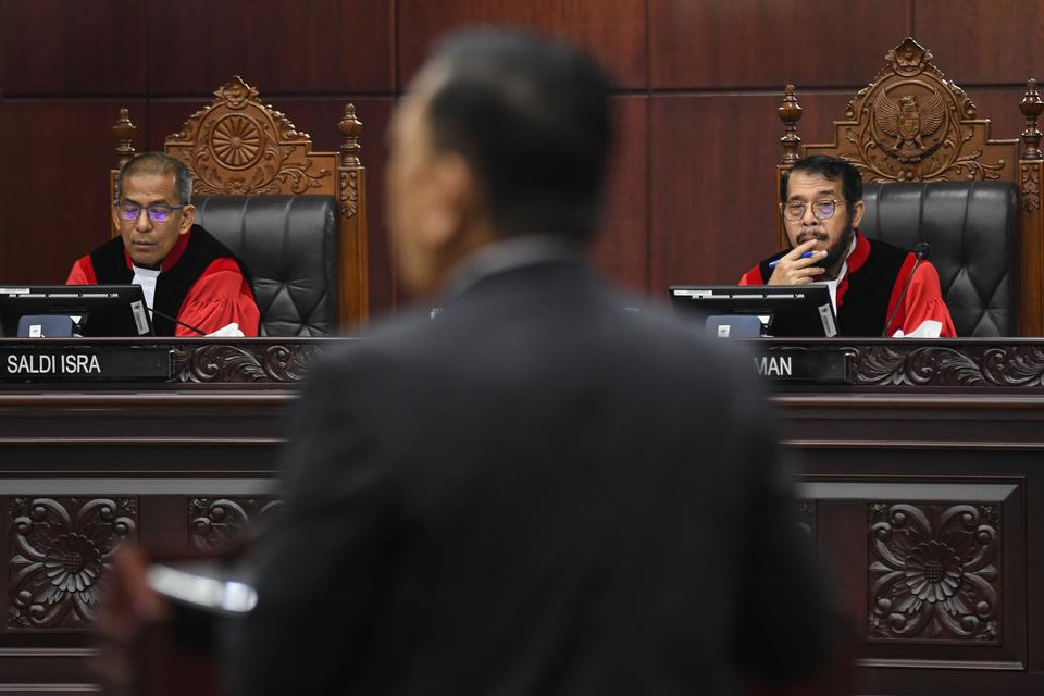 Ketua Majelis Hakim Mahkamah Konstitusi (MK) Anwar Usman (kanan) dan Hakim Konstitusi Saldi Isra (kiri) menyimak keterangan saksi ahli yang dihadirkan dalam sidang gugatan UU Pemilu terkait sistem pemilu proporsional terbuka dengan nomor perkara 114/PUU-X