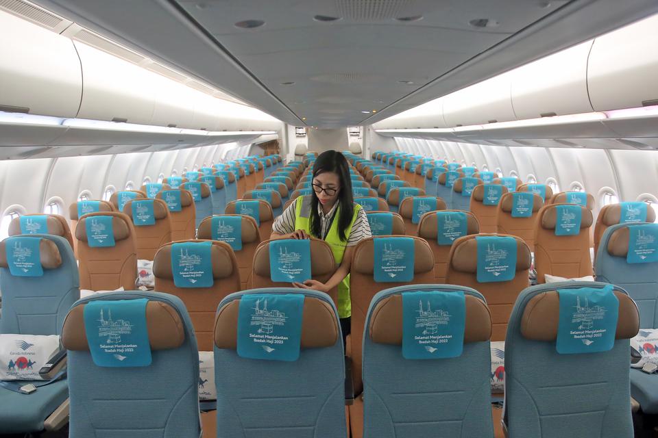 Pekerja Garuda Maintenance Facility (GMF) merapikan fasilitas di pesawat Garuda Indonesia yang akan digunakan untuk armada haji 1444 H/2023 di Hanggar GMF Bandara Soekarno Hatta, Tangerang, Banten, Selasa (23/5/2023). Garuda Indonesia menyiapkan 14 pesawa