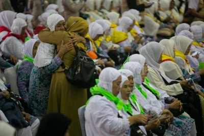 Ratusan Calon Jemaah Haji Kloter Pertama Padati Embarkasi Jakarta