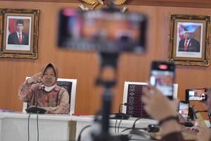 Konferensi pers Tri Rismaharini terkait pengeledahan KPK