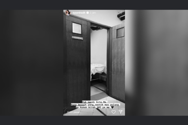 Detik-Detik Tyas Mirasih Akan Memandikan Jenazah Ibunya