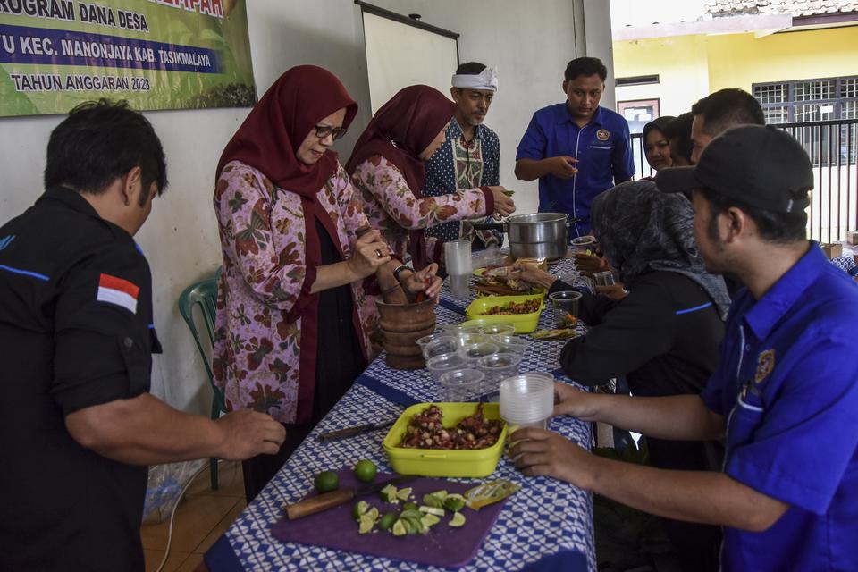 Peserta mengikuti pelatihan mengolah minuman rempah-rempah di Balai Desa Margaluyu, Kabupaten Tasikmalaya, Jawa Barat, Kamis (25/5/2023). Pemerintah desa setempat memanfaatkan dana desa untuk meningkatkan kapasitas lembaga kemasyarakatan dengan mengadakan