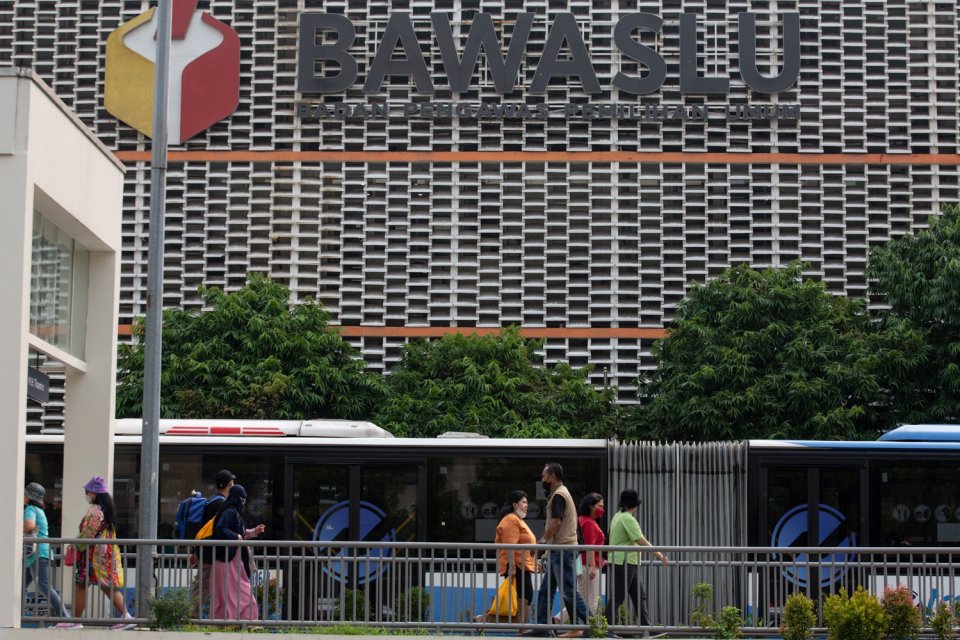 Sejumlah warga melintas Halte TransJakarta Sarinah, Jakarta, Kamis (25/5). 