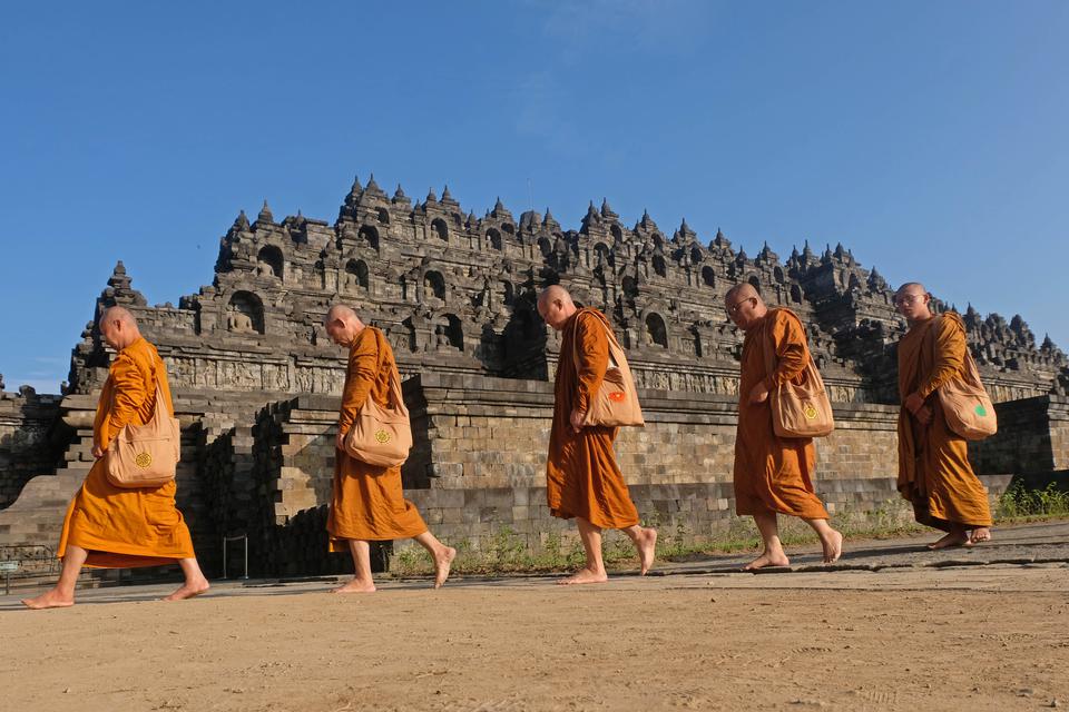 Sejumlah biksu melakukan Pradaksina saat ritual Dharmayatra Adi Buddha Puja di kawasan Candi Borobudur, Magelang, Jawa Tengah, Jumat (26/5/2023). Ritual oleh sejumlah biksu dan samanera tersebut sebagai penghormatan kepada ajaran Buddha sekaligus memperin