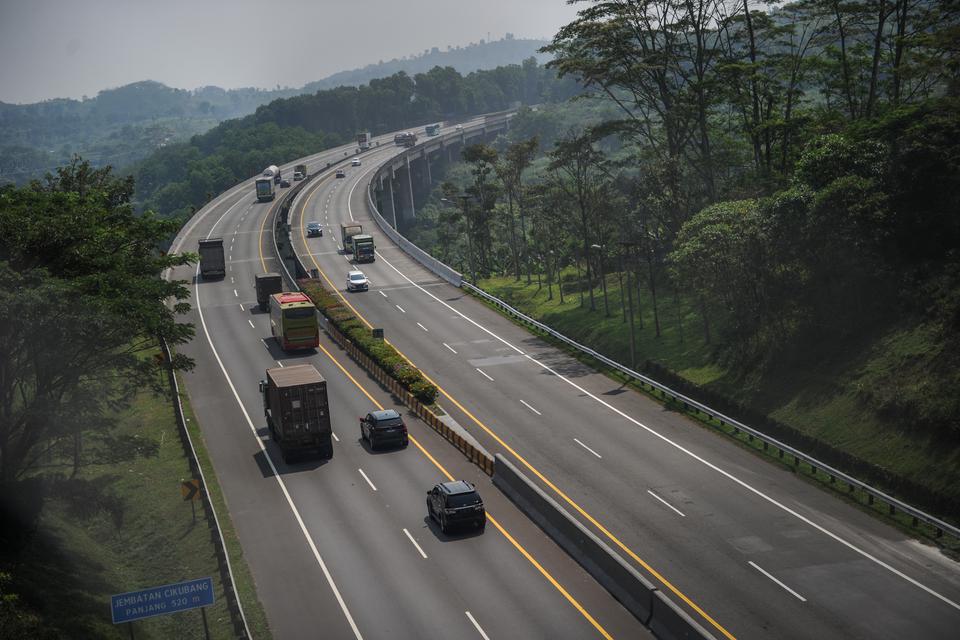 Kendaraan melintasi Jembatan Cikubang di Jalan Tol Cipularang KM 110, Cikalong Wetan, Kabupaten Bandung Barat, Jawa Barat, Jumat (26/52023). Pemerintah berencana untuk menaikan tarif pada ruas Jalan Tol Cipularang dan Padaleunyi guna pemenuhan standar pel