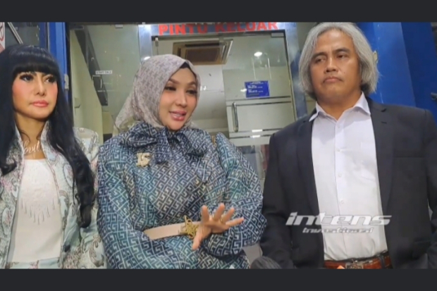 Roro Fitria Ditemani Kuasa Hukum dan Sahabat