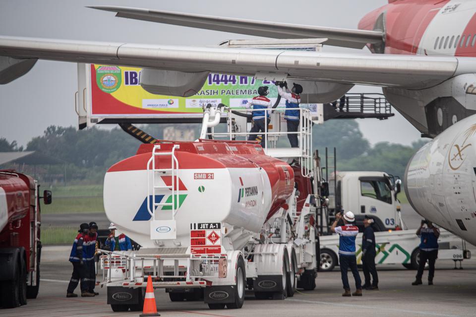 Petugas melakukan pengisian bahan bakar avtur ke pesawat Airbus A330-343 milik maskapai penerbangan Saudia di Bandara Internasional Sultan Mahmud Baddarudin (SMB) II Palembang, Sumatera Selatan, Sabtu (27/5/2023). Pertamina Patra Niaga Region Sumbagsel me