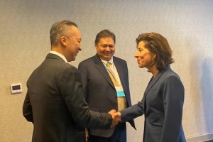 Menko Bidang Perekonomian Airlangga Hartarto saat bertemu dengan Menteri Perdagangan AS Gina Raimondo di sela pertemuan tingkat Menteri Indo Pacific E
