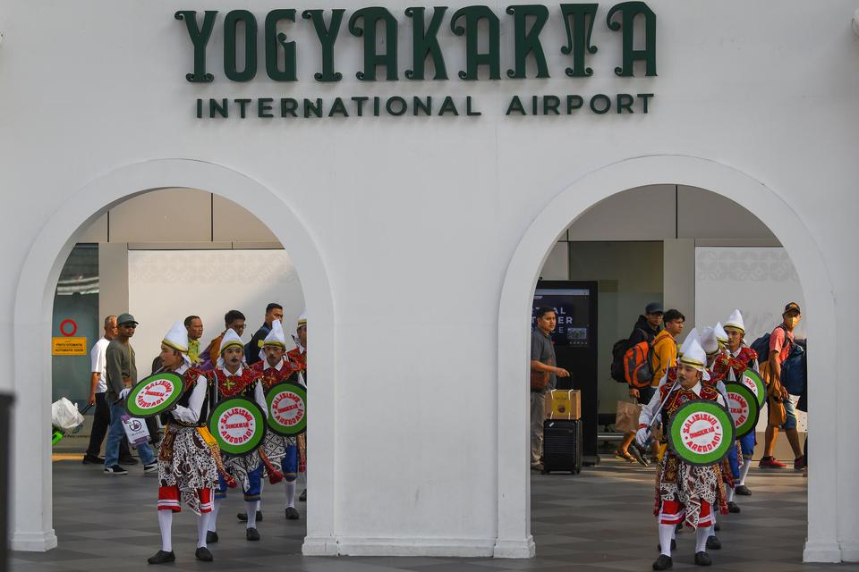 Sejumlah penari dari Sanggar Salisiswo menampilkan Tari Prajuritan dalam Gebyar Bregas Budaya di Bandara Internasional Yogyakarta (YIA), Kulon Progo, DI Yogyakarta, Minggu (28/5/2023). 