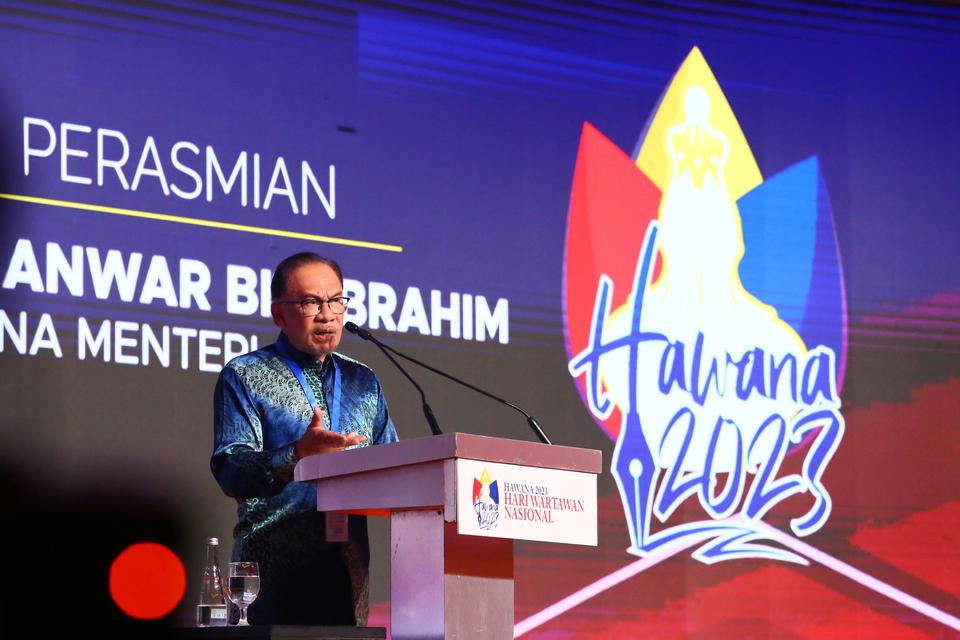 Perdana Menteri Malaysia Anwar Ibrahim memberikan sambutan pada puncak peringatan Hari Wartawan Nasional (HAWANA) 2023 Malaysia di Ipoh, Perak, Minggu (28/5/2023). HAWANA 2023 yang mengangkat tema Media Bebas, Pilar Demokrasi tidak hanya diikuti insan per