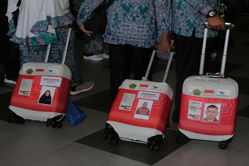 Sejumlah jamaah calon haji kloter 10 Embarkasi Makassar membawa koper miliknya menuju ruang tunggu keberangkatan di Bandara Sultan Babullah Ternate, Kota Ternate, Maluku Utara, Senin (29/5/2023). Sebanyak 1.076 jamaah calon haji asal Maluku Utara diberan